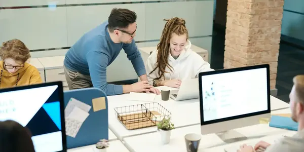 Azubi und Ausbilder arbeiten gemeinsam am Computer im B&uuml;ro