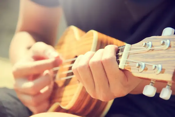 Andere spielen Gitarre so lala, du spielst Ukulele