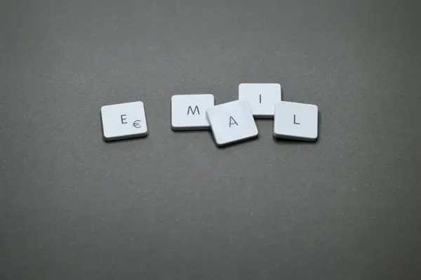 Buchstabensteine bilden das Wort E-Mail