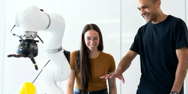 Junge Frau und junger Mann bei einem Schnuppertag im Technikbereich
