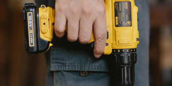 Azubi h&auml;lt eine Bohrmaschine in der Hand