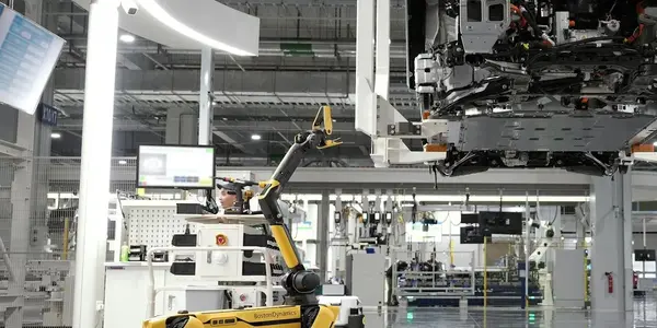 Laufroboter in einer modernen Industriehalle
